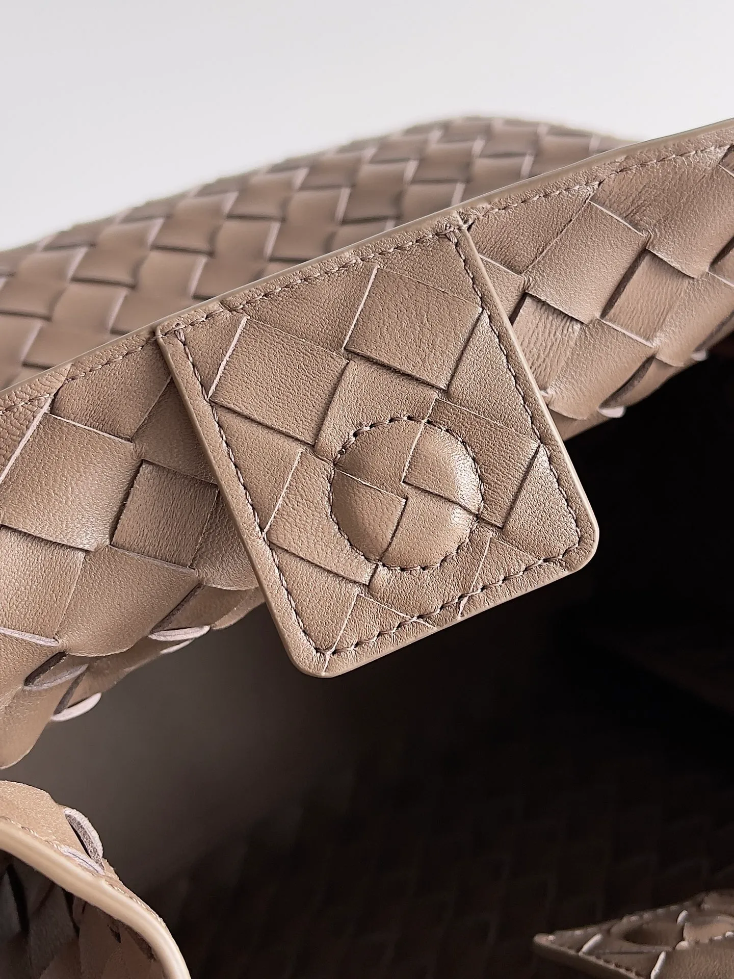 Batch 2660 24 early autumn new model Andiamo Parachute is made of a whole piece of woven leather. It is processed by folding stitching at the four corners. # Craftsmanship and creativity. The large size is atmospheric and practical. One of the must-selects for BV. It has a large space, can hold a computer, the shoulder strap is thick, and the upper shoulder is very comfortable. The large parachute can be carried on the body and can be carried on the body. The upper body is versatile and cute☺️ Style number: 796571 Size: 30*26*20cm